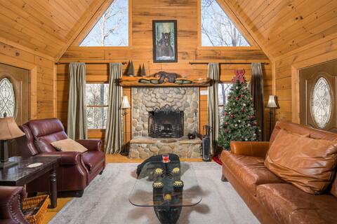 3 Story Cabin -close to skiing, hot tub, game room