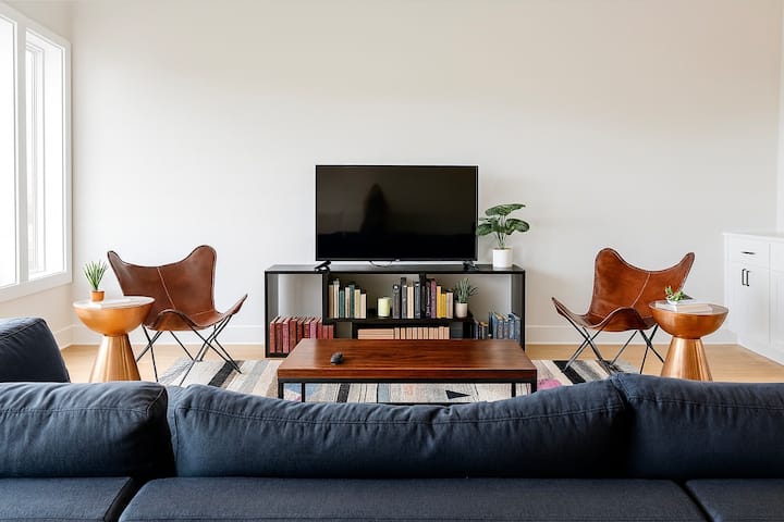 Third floor bonus living room. Amazing downtown views. Great place to hang out and unwind before a night out on the town!