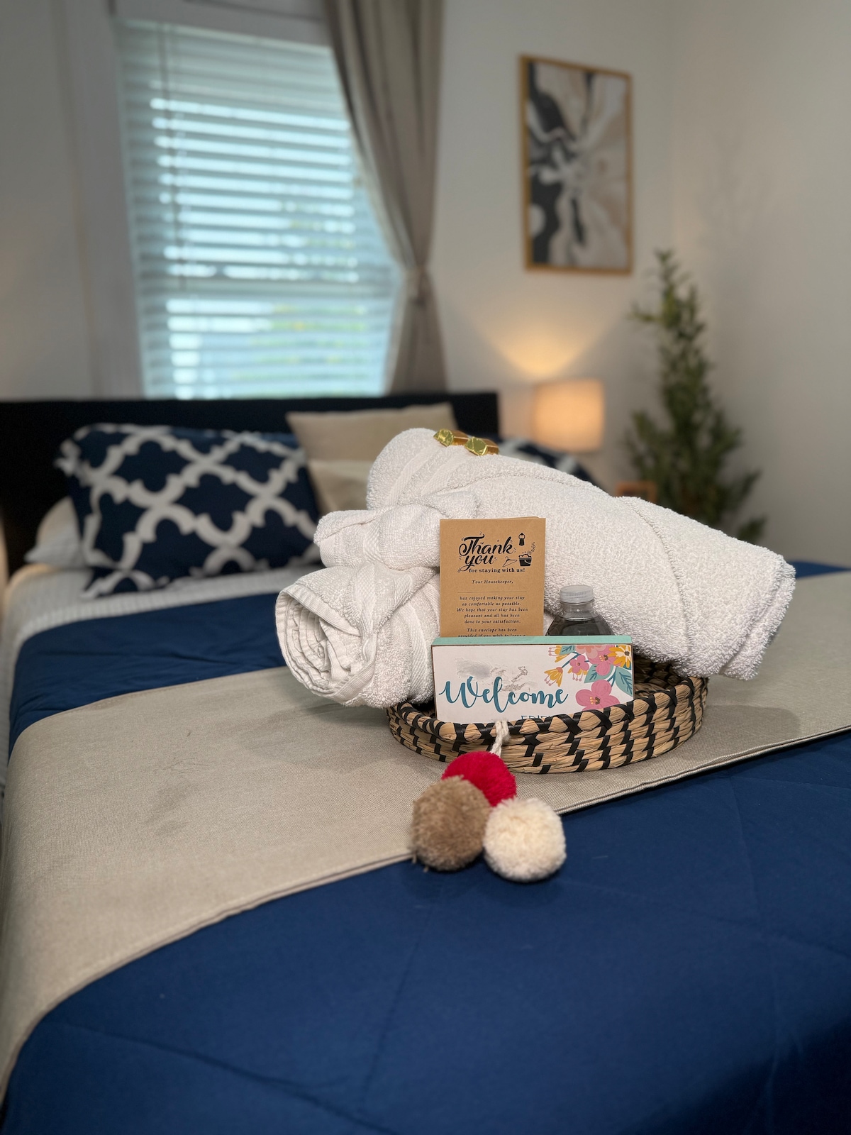 Udobna spavaća soba s detaljima koji će vam pružiti osjećaj udobnosti, poput svježe posteljine, mekanih jastuka i košare s ručnicima i osnovnim sadržajima kako bi vam boravak bio što ugodniji.