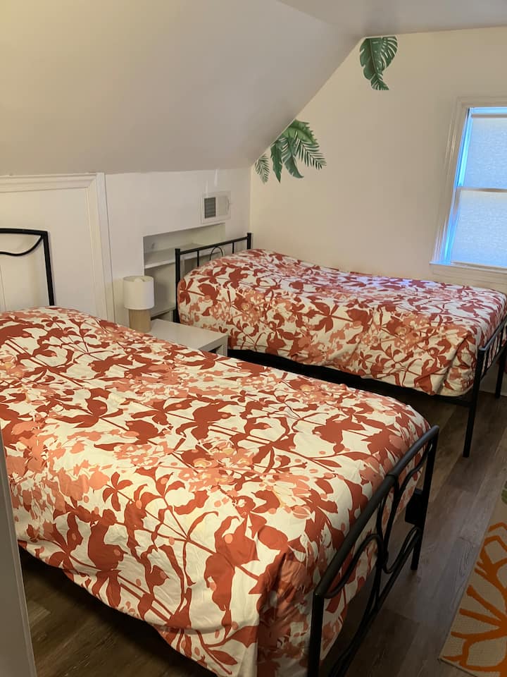 Këto dhoma papafingo kanë secila njësi dritareje a/c të instaluara gjatë verës.  Ka ventilatorë qendror a/c në të gjithë shtëpinë dhe në papafingo, megjithatë kemi zbuluar se papafingoja është rreth 10 gradë më e ngrohtë se niveli më i ulët.