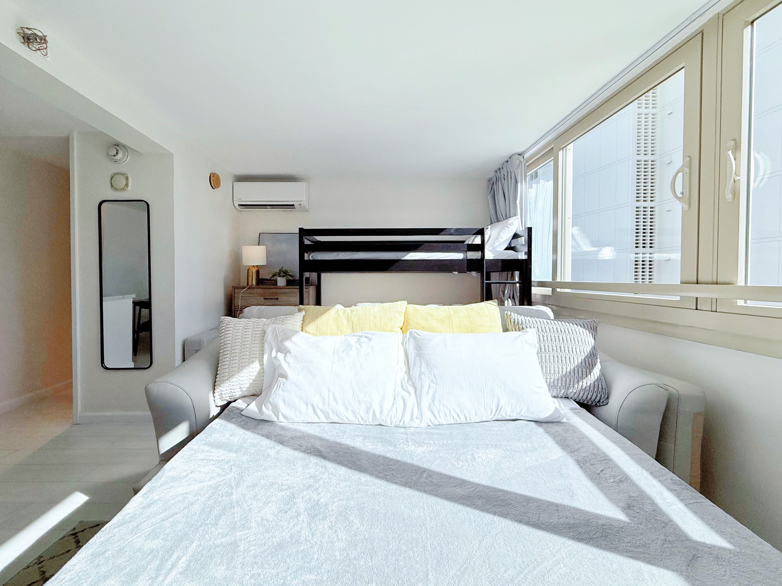 Condo in Honolulu · ★4.91 · 1 bedroom · 4 beds · 1 bath - Image 11