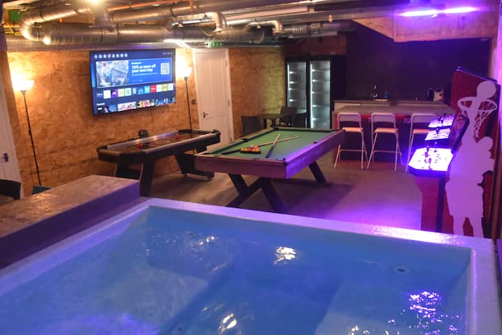 Hen & Stag pad with inside hot tub & party room