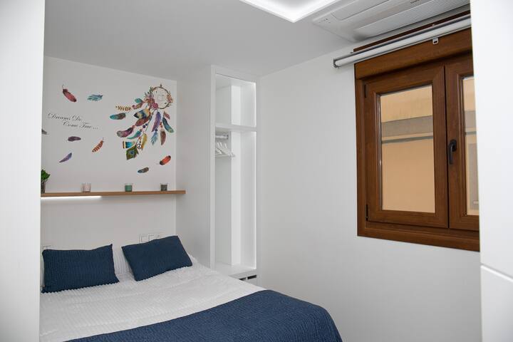 ห้องที่มีเครื่องปรับอากาศ: ร้อนและเย็นเตียง 1.35 พร้อมคานาเป้พื้นที่ทำงาน