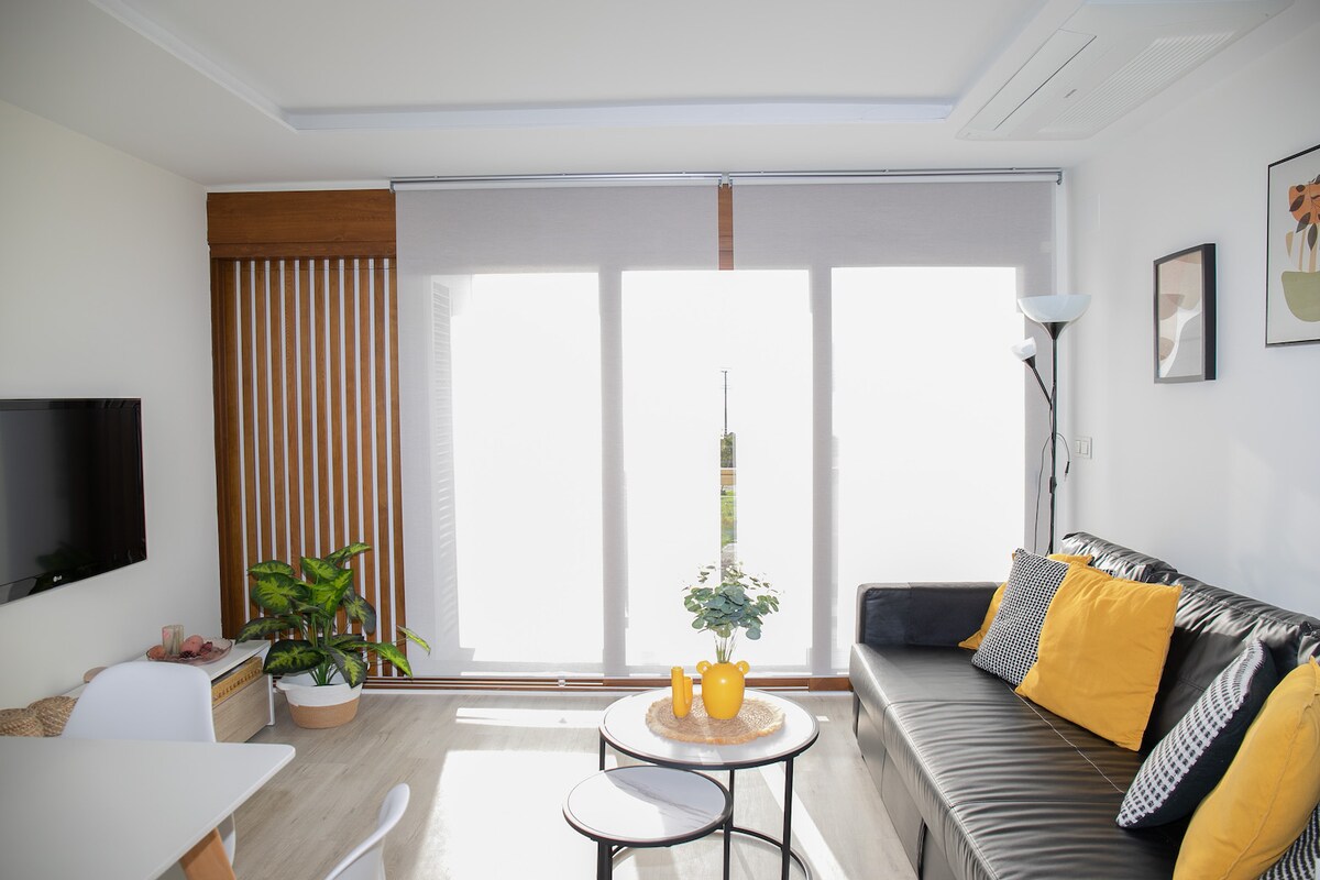 Successful Airbnb property: A beautiful balcony above Covelo Beach in Poio