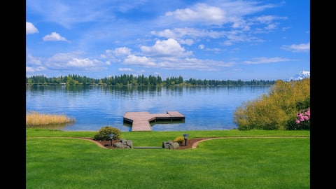 Beautiful Water Front Lake Lodge w/ Private Dock