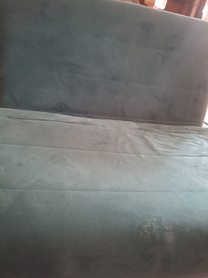 เตียงพร้อมตาข่ายและที่นอน นอกจากนี้คุณสามารถขอให้เพิ่มเตียงเก้าอี้นวมที่สามารถเปิดได้