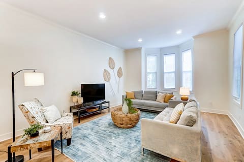 Popular Airbnb listing: Hot Tub-Firepit-7 mins to DT-Sleeps 12-Walk 2 Bars in East Walnut Hills