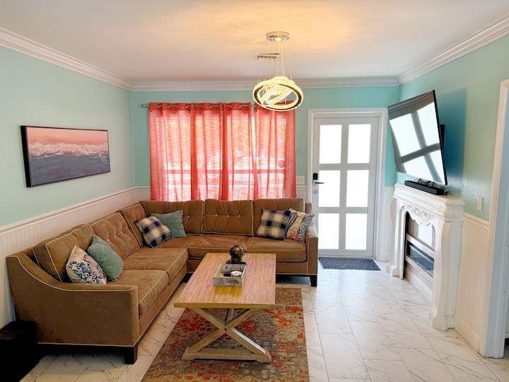 Beach Vibe 3-bedroom With Big Pool + Backyard - Boynton Beach, FL