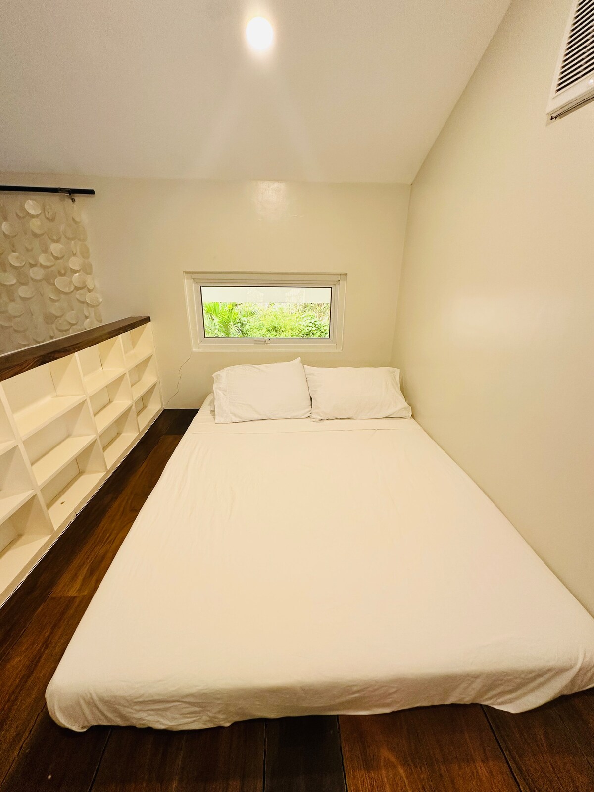 בלופט 2 יש מיטת קווין סייז אחת