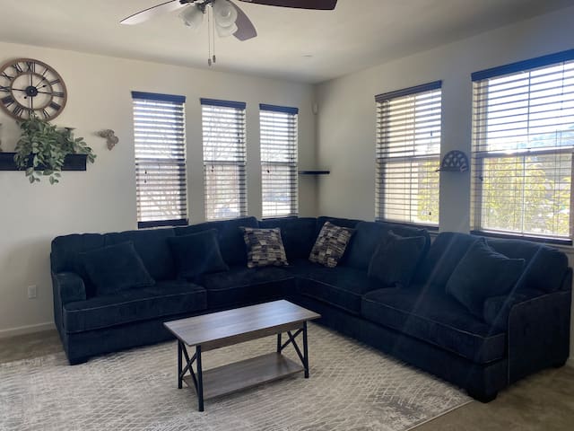 Cheerful and bright 4 bedroom 3.5 bath townhouse