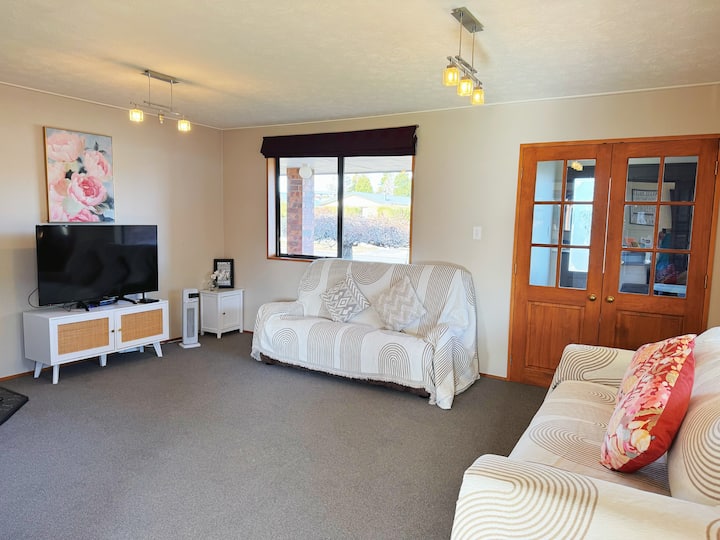 Cheerful 4-bedroom Home With Spa Pool - Te Anau