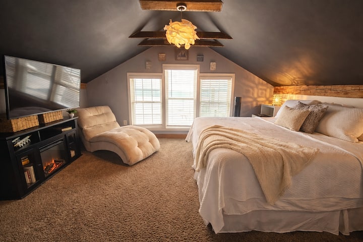 Master Bedroom wirh king size bed. Mashuka, meko ya umeme, kochi la kupumzika, mkeka wa yoga, feni, hum, televisheni yenye Netflix, hulu, YouTube. Mwonekano mzuri wa machweo katikati ya ohio. Bafu kuu limeambatanishwa.