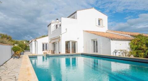 Large villa with pool on Oleron island