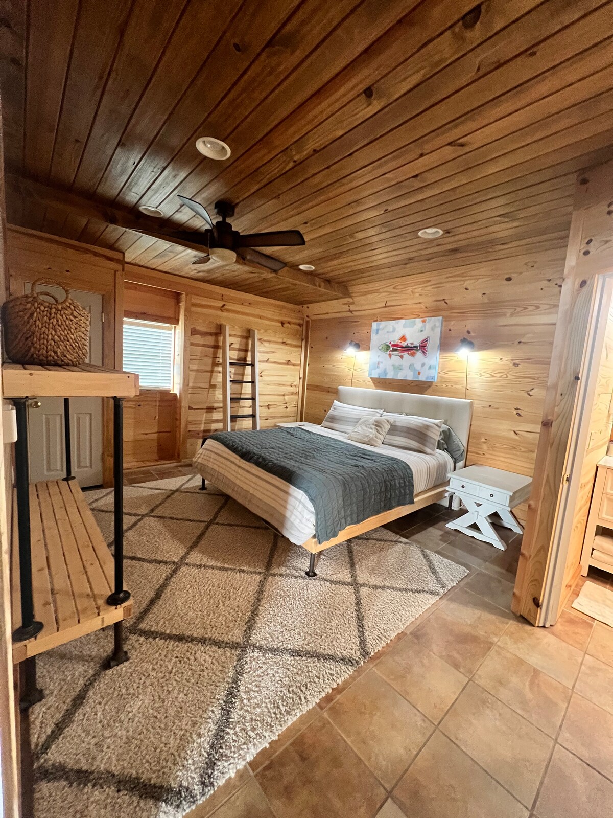 Dhomë gjumi "king" në katin e poshtëm me banjë private në dhomën e gjumit