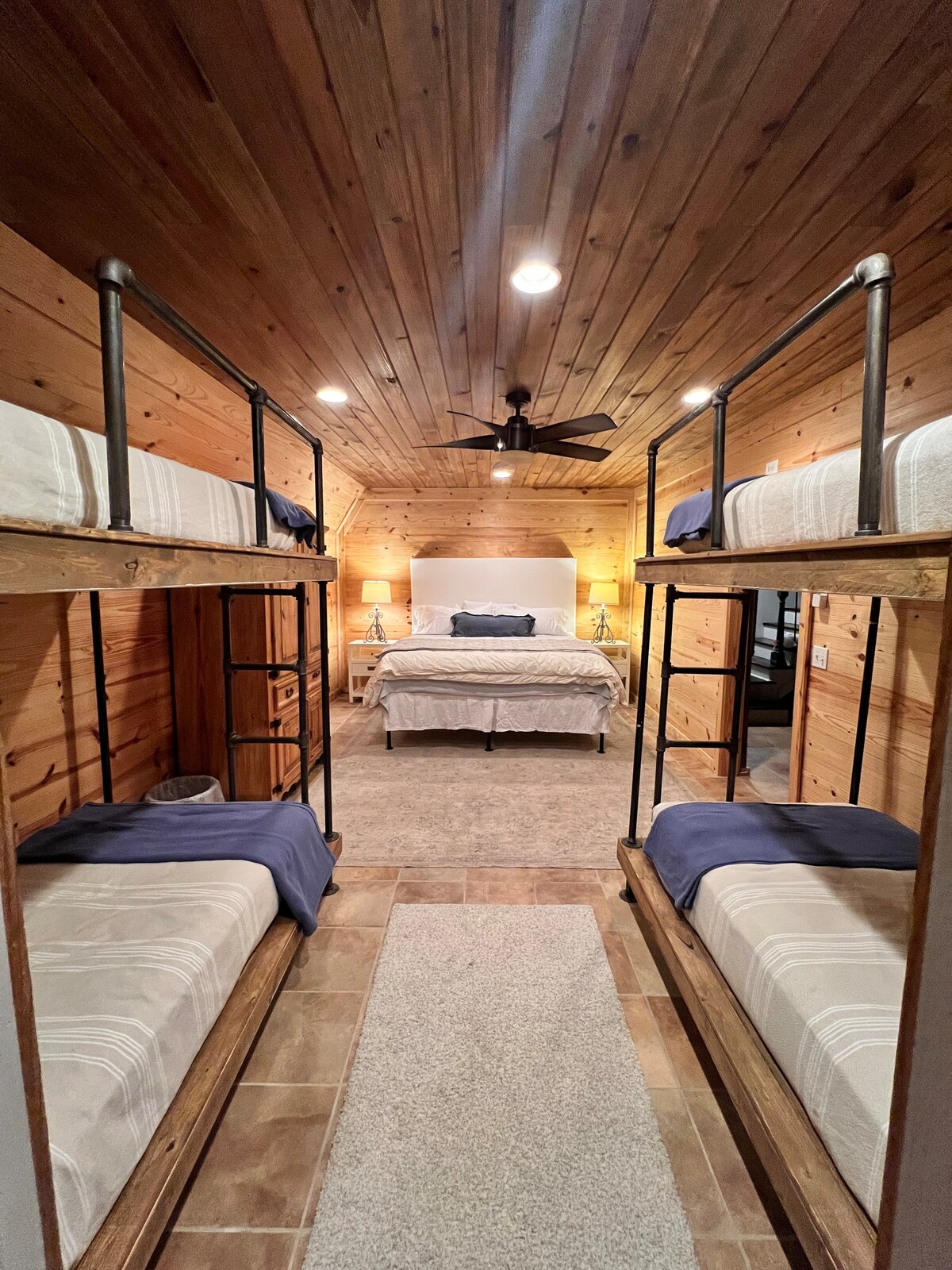 Krevat dopio "King" në katin e poshtëm me 4 krevate në të njëjtën dhomë. 