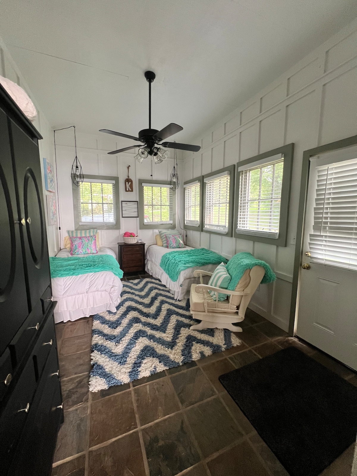 Verandë gjumi me dy krevate dopio ngjitur me dhomën kryesore të gjumit. Kjo dhomë nuk është e ngrohur dhe e ftohur, por me dyert e hapura do të ftohet. 