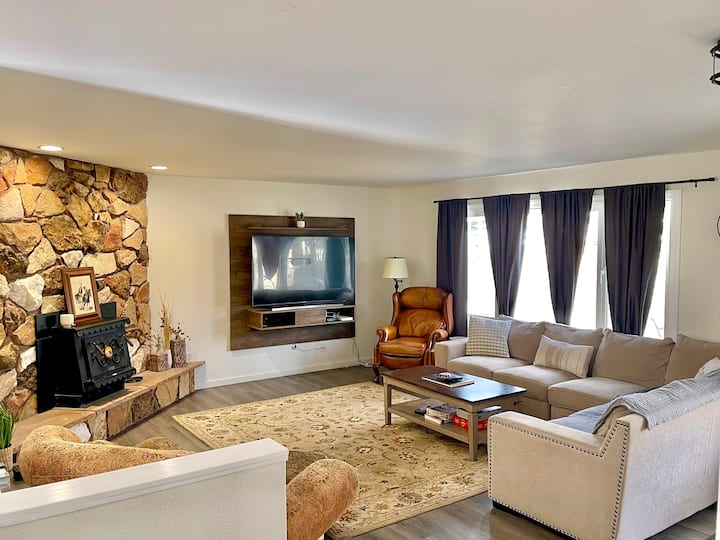 Spacious 5 Bed / 3 Bath Home With Backyard - Billings, MT