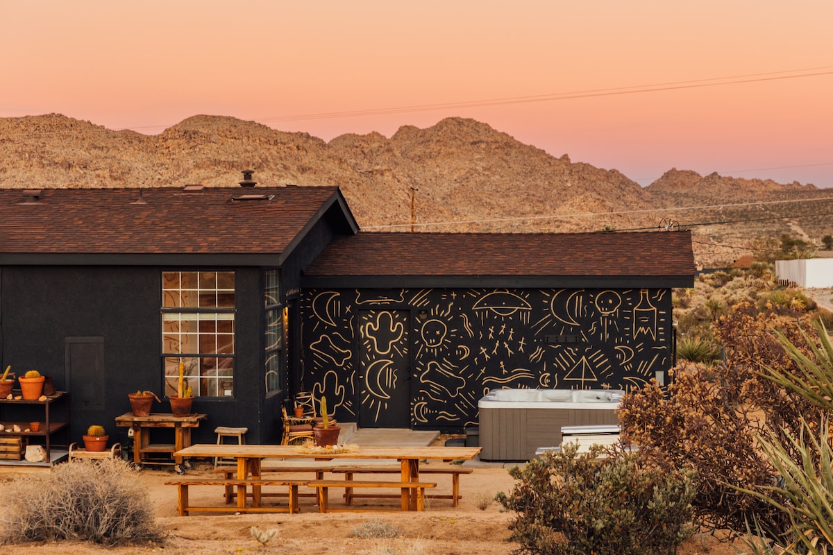 Desert Sanctuary with Hot Tub, Views Close to Park - Houses for