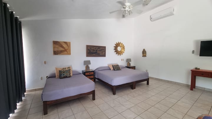 Cama king y completa. Planta superior de la villa. Dos sistemas de aire acondicionado divididos para enfriar los más de 900 pies cuadrados de espacio.