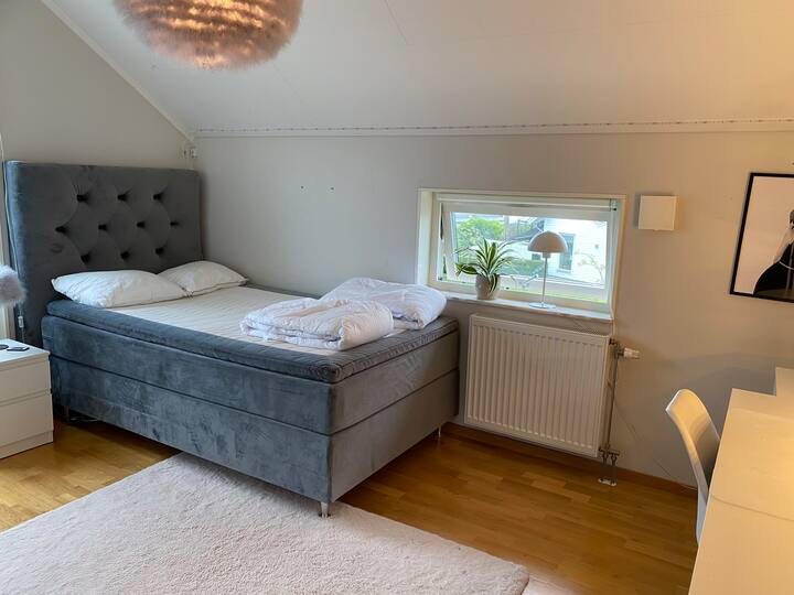 Spálňa na poschodí. 120 cm posteľ, písací stôl a skriňa. 