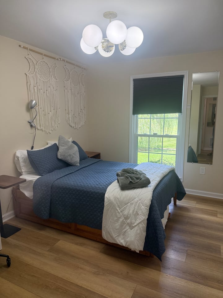 საძინებელი № 2. ეს არის ორადგილიანი საწოლი.  ამ საწოლის ქვეშ არის ორადგილიანი გამოსაწევი საწოლი.  Აბაზანა-ტუალეტი დარბაზშია.