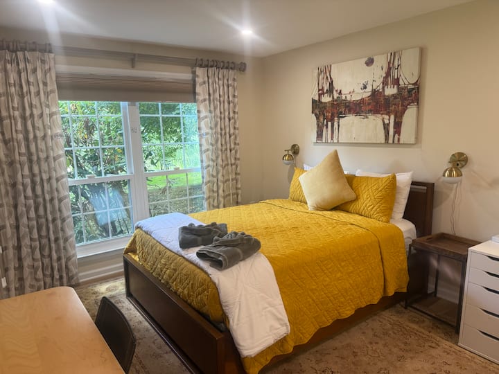 საძინებელი №1. მთავარი საძინებელი საკუთარი სააბაზანოთი.