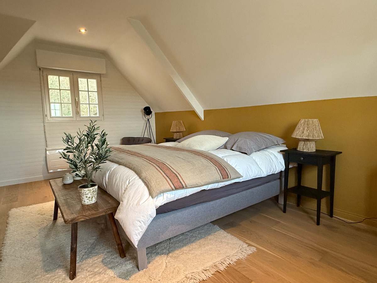 غرفة جميلة جدًا مع تلفزيون ومكتب 