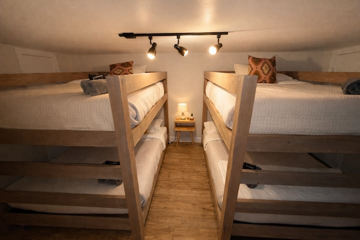 ¡Perfecto para familias o grupos! Este dormitorio cuenta con 2 literas tamaño queen, que ofrecen mucho espacio y comodidad para todos. ¡Un lugar divertido y acogedor para descansar después de un día de aventura! ️✨ 
#Familias #Grupos