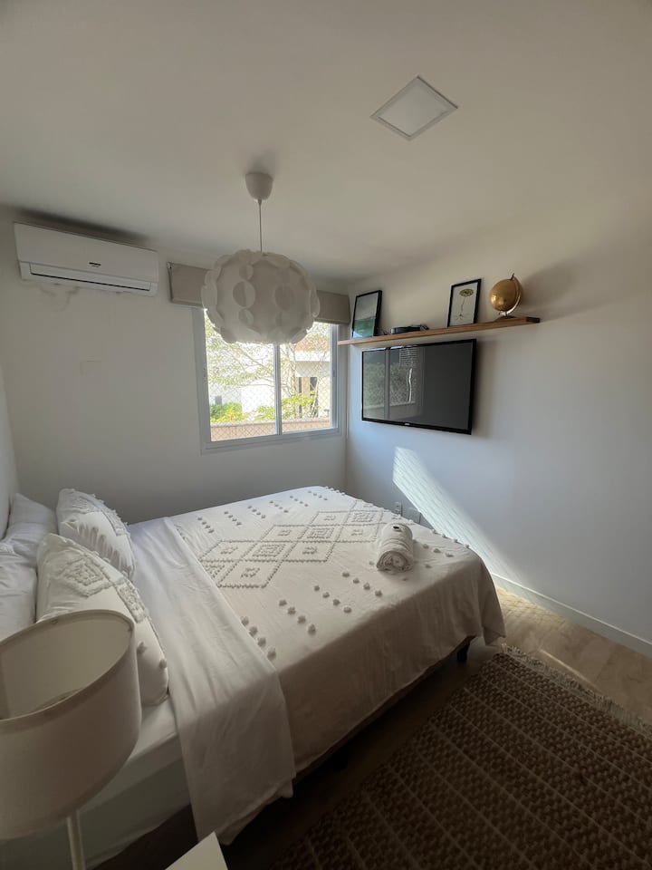 סוויטה נוחה
מיטת קווין סייז, חדר רחצה פרטי וטלוויזיה 50 אינץ', המשלבים נוחות ופרקטיות לשהייה מושלמת.