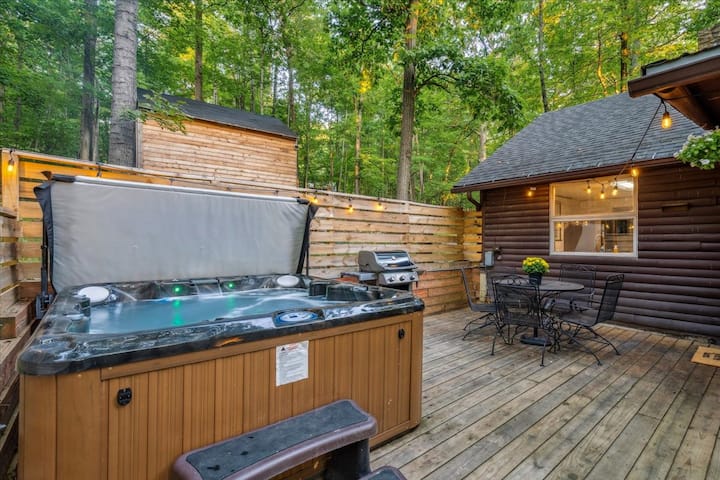 Cozy Bear-Themed Mountain Cabin, Relaxing Hot Tub - Cabins for