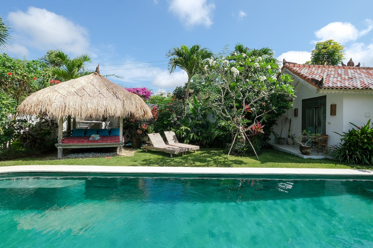 Villa in Bingin Beach · ★4.9 · 3 bedrooms · 3 beds · 3 private baths รายการ Airbnb เปรียบเทียบ