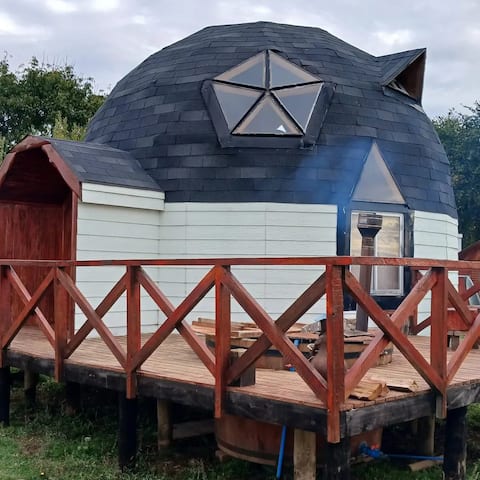 Country cabin with hot water tanks and breakfast.