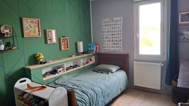 dječja soba s krevetom dimenzija 90 x 190 i puno knjiga!!! Također, postoji komad namještaja s puno legosa!!