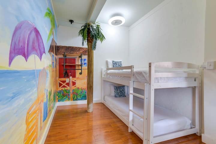 ห้องนอนที่สามมีเตียงแฝดสองหลัง 