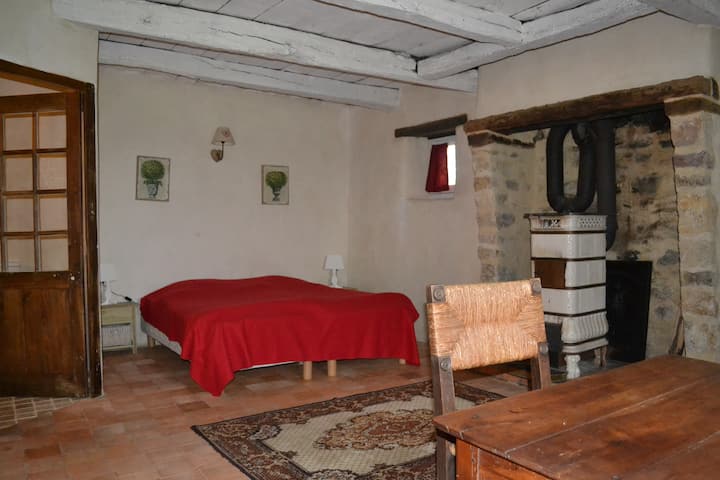 一楼卧室，配有淋浴间和卫生间（2张单人床组装）