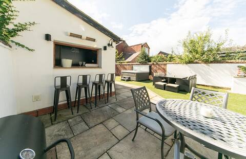 The Townhouse by Holiday Heim - With Hot Tub & Bar