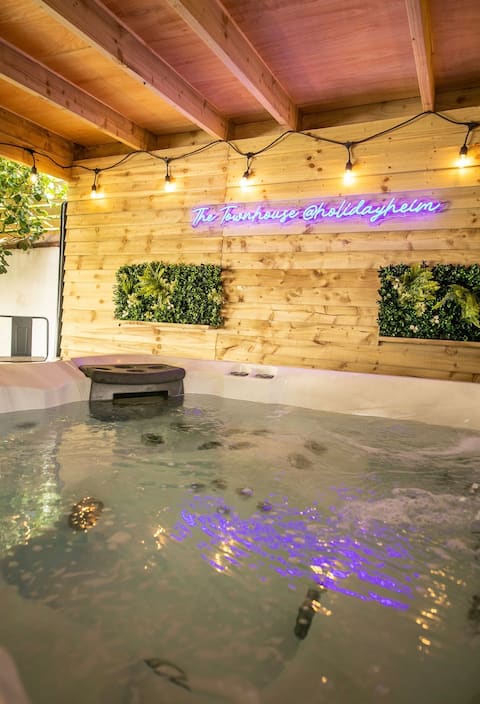 The Townhouse by Holiday Heim - With Hot Tub & Bar