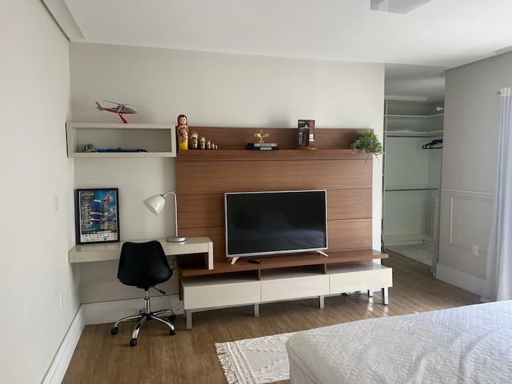 Vista desde la entrada de la suite principal: TV y escritorio