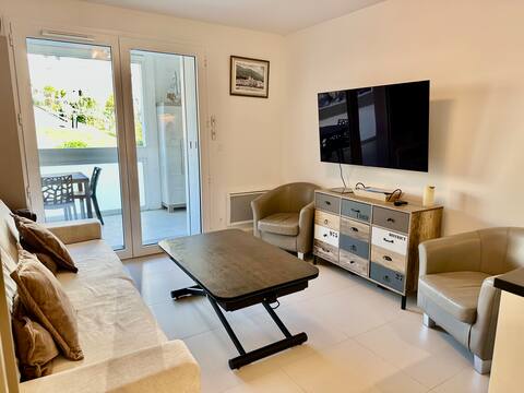 Popular Airbnb listing: Le discret - Swimming Pool - Foncillon Beach 4* in Royan