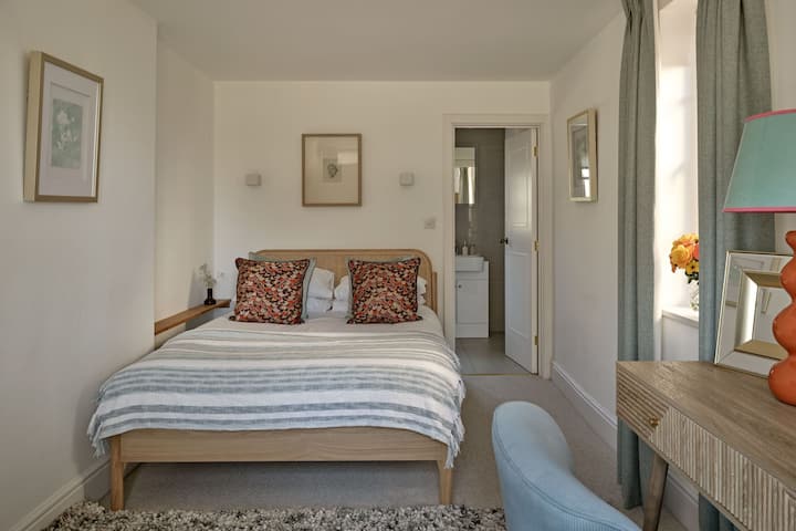 Spálňa s manželskou posteľou v Estate Lodge, Welsh Borders