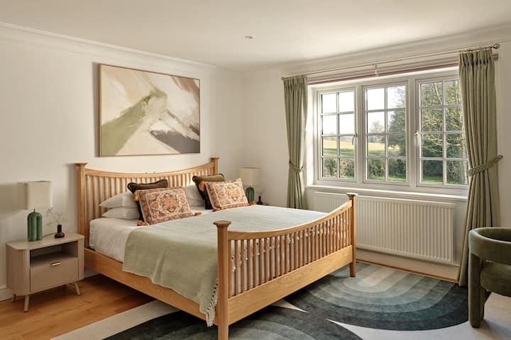 Spálňa s manželskou posteľou King v Estate Lodge, Welsh Borders