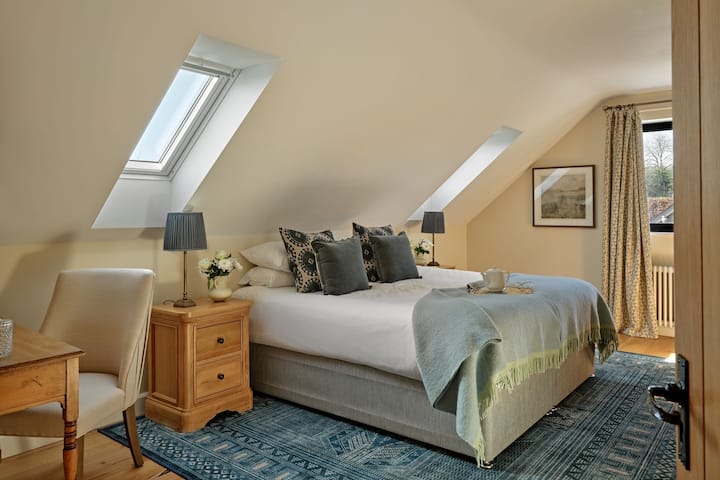 Spálňa s manželskou posteľou King v Estate Lodge, Welsh Borders