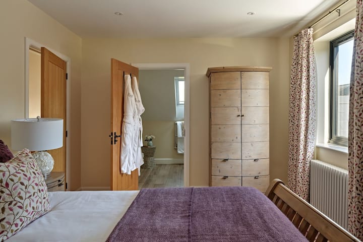 Spálňa s manželskou posteľou King v Estate Lodge, Welsh Borders