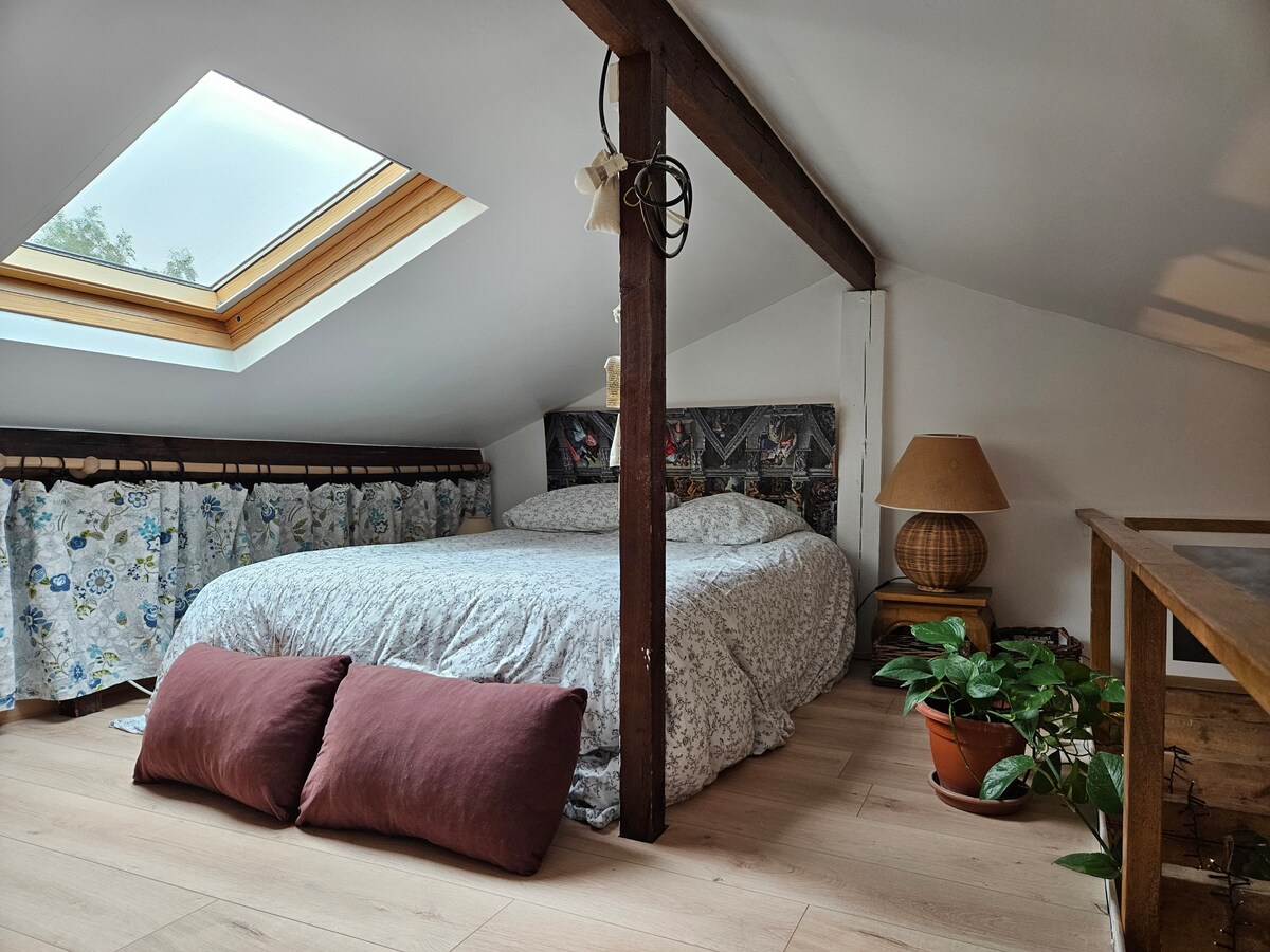 في طابق الميزانين المطل على غرفة المعيشة