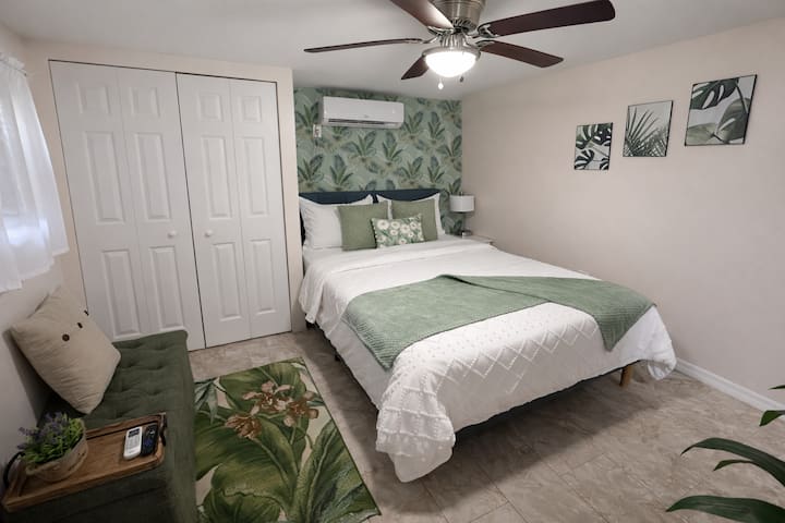 Private Suite Fully Fenced Close To Beach - Pinellas Park, FL