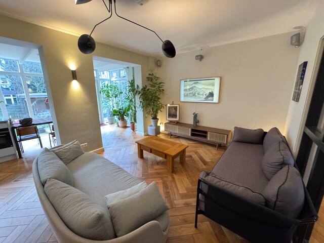 Luxurious & spacious family home with sunny garden gallery image 3