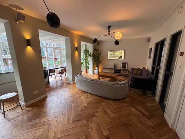 Luxurious & spacious family home with sunny garden gallery image 2