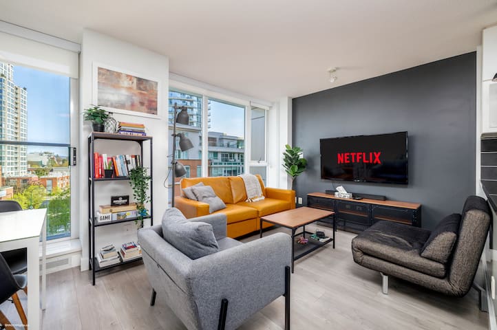 Downtown Luxurious 2BD|Pool |Parking|Hot Tub|Sauna