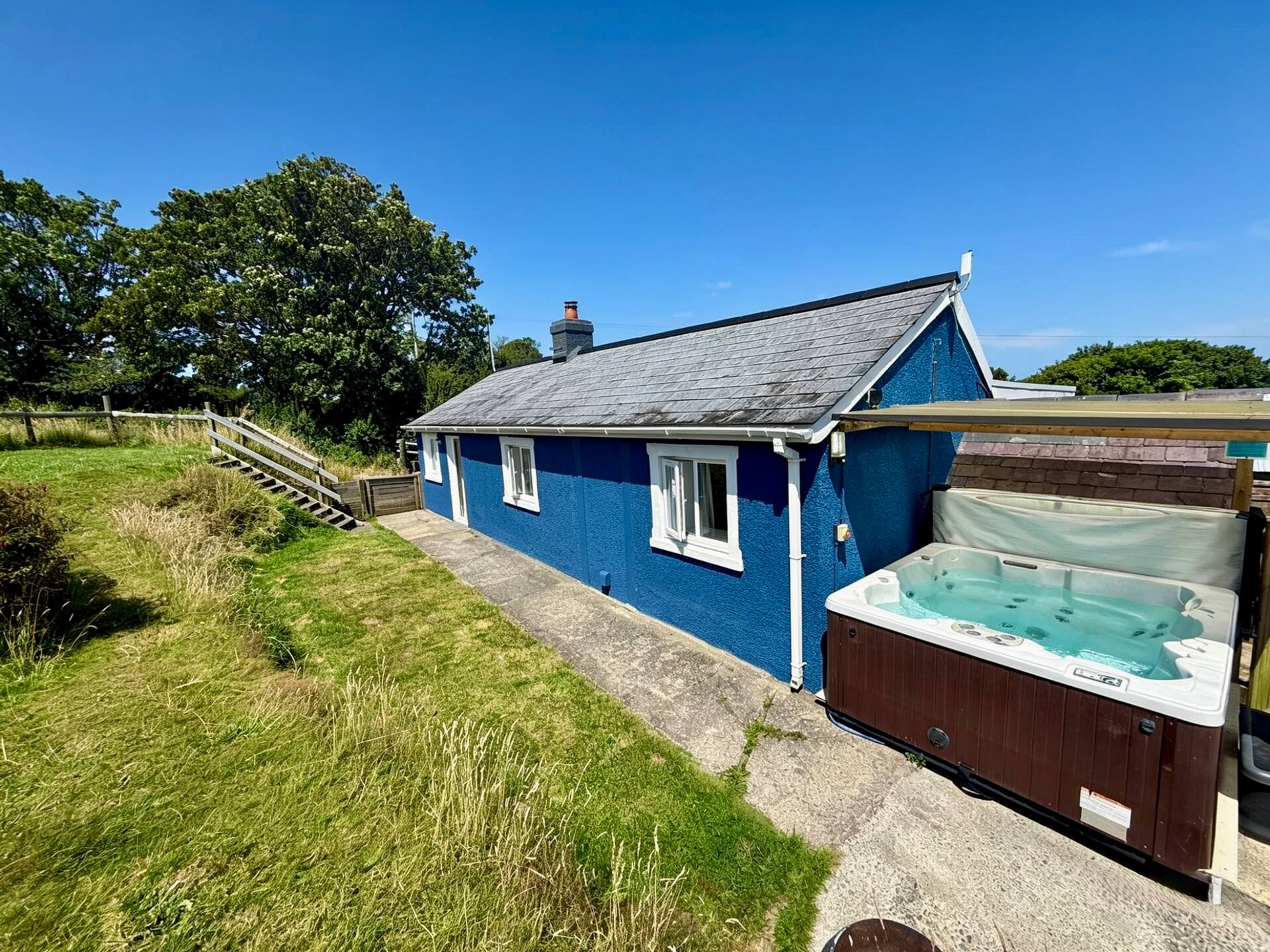 Cosy Cottage with Hot Tub, Sea views & Woodburner