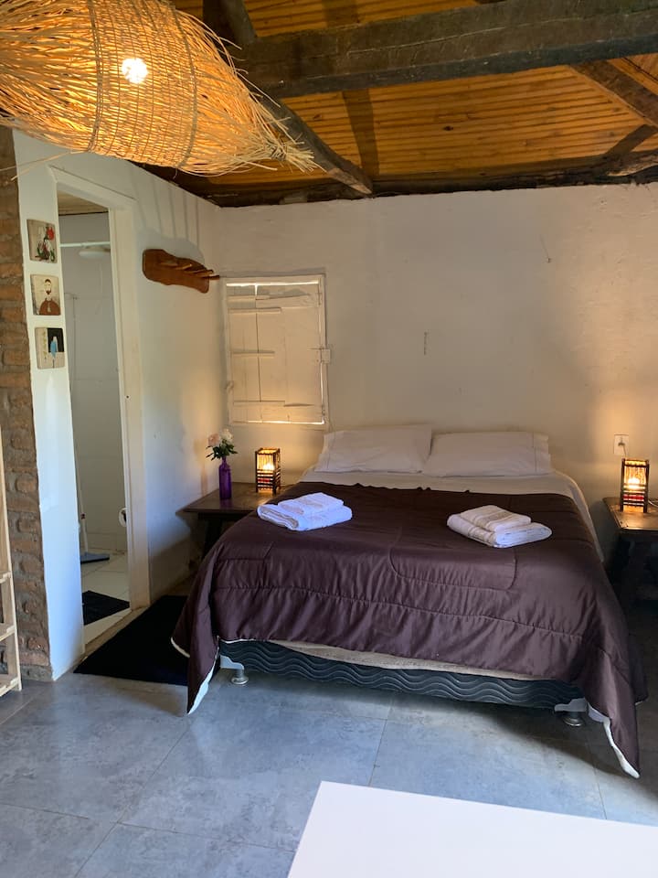 Chumba hiki ni chumba tofauti na nyumba. Pia ina jiko!